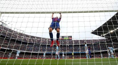 Paco Alcacer se balancea en el travesaño de la portería tras perder una ocasión de gol.