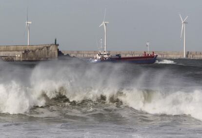 Un barco sale del Puerto de Bilbao esta mañana entre el fuerte oleaje provocado por las rachas de viento.