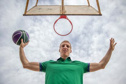 Alberto Díaz, en una cancha municipal de baloncesto en el barrio de Puerta Blanca, en Málaga.