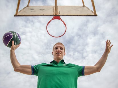 Alberto Díaz, en una cancha municipal de baloncesto en el barrio de Puerta Blanca, en Málaga.