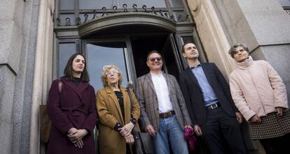 La alcaldesa de Madrid, acompañada por Trinitario Casanova, a su llegada al Edificio España.