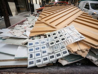 Algunas diapositivas de la mítica revista Cambio 16 encontradas en un contenedor de la calle Menorca.