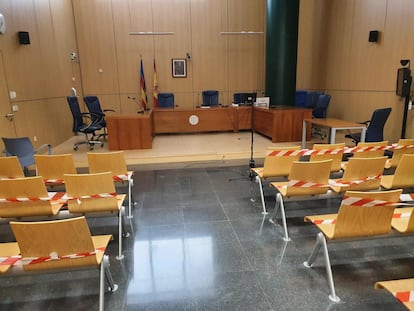 Sala de vistas de la Ciudad de la Justicia de Valencia con los asientos precintados.