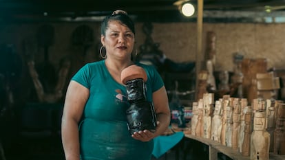 Ana Miraji, prisionera, con una de las piezas producidas en el taller de artesanías de la cárcel de Isla de Pascua.