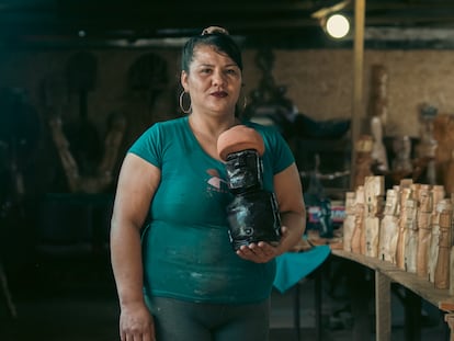 Ana Miraji, prisionera, con una de las piezas producidas en el taller de artesanías de la cárcel de Isla de Pascua.