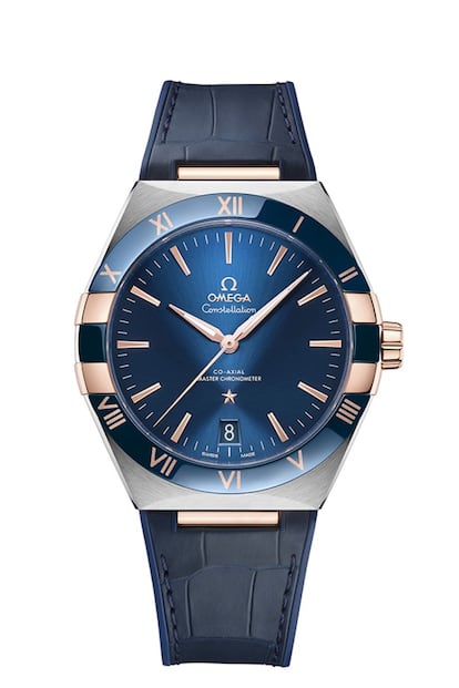 Los nuevos relojes de 41 milímetros que forman parte de la colección Constellation de Omega reflejan un espíritu atrevido y sofisticado, a la vez que captan los rasgos de diseño más famosos de los Constellation, como las icónicas garras o las facetas de media luna ubicadas en cada extremo de la caja. Fabricados en acero noble, oro o combinación de ambos, casi  todos los biseles han sido elaborados  en cerámica pulida, lo que remite al Constellation Manhattan de 1982. Precio: 8.200 euros.