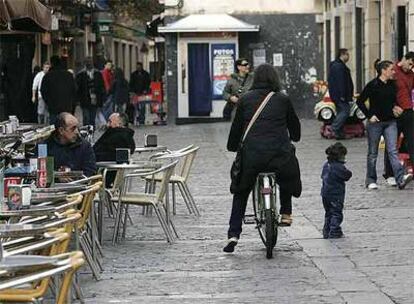Una ciudadana, en bicicleta por una acera reservada a peatones en Castellón, en una imagen captada ayer.