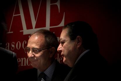 Vicente Boluda (derecha) y Francisco Pons, ayer, en el relevo al frente de la presidencia de la Asociación Valenciana de Empresarios.