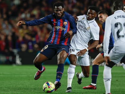 Kessie controla el balón ante Tchouameni durante el clásico de este domingo.