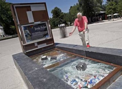 Jesús Soler muestra los destrozos en una de sus obras.