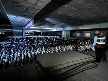 Ecobicis estacionadas en el sótano de la estación Pantitlán, el 21 de febrero de 2023.