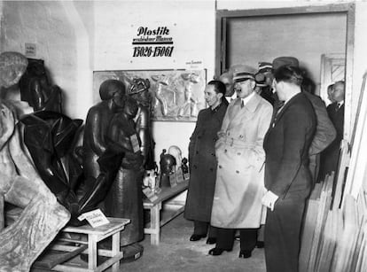 Hitler, ante obras de “arte degenerado” que ordenó retirar de los museos alemanes