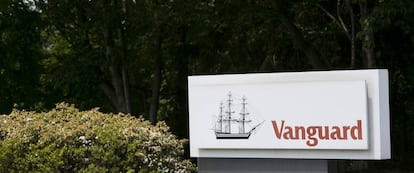 Logotipo de Vanguard Investments, en su sede. 