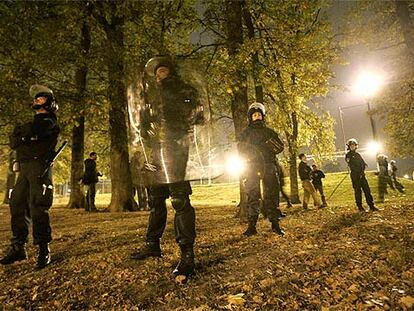 Policías vigilan un parque en Corbeille-Essonne, al sur de París, esta semana.