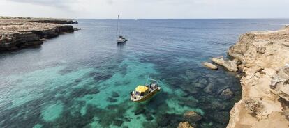 Anclados para la inmersión, en las zonas más oscuras del mar se entremezcla la posidonia con rocas.