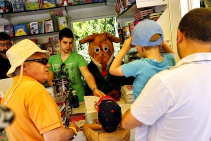 Geronimo Stilton firmando en la Feria del Libro de Madrid.