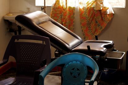 Los hospitales y clínicas malauís enfrentan, desde finales de 2015, un déficit de financiación agravado por un embargo de la ayuda al desarrollo de los principales donantes en respuesta al saqueo de los fondos del gobierno. El hospital de Livingstonia, sigue trabajando a partir de las donaciones de fieles y donantes anónimos. 
