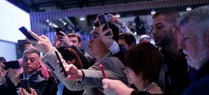 Un grupo de visitantes, conectado de forma inalámbrica durante el último Mobile World Congress (MWC) de Barcelona.