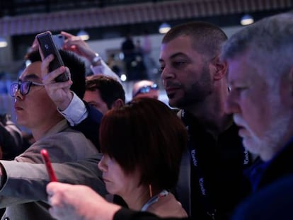 Un grupo de visitantes fotografía una novedad en el Mobile World Congress (MWC) de Barcelona.