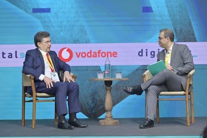 El consejero delegado de Vodafone España, José Miguel García, (izquierda) durante su intervención en el Digital Summit 2025.