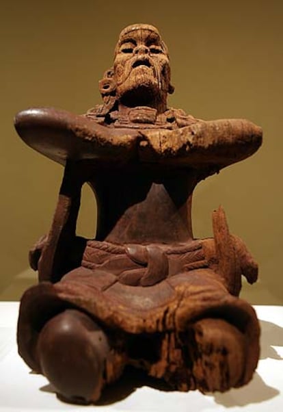 Una de las esculturas en madera que se muestran desde hoy en la exposición Tesoros de los reyes mayas, en el Metropolitan de Nueva Tork.