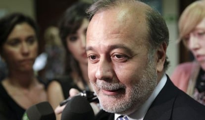 El diputado del PSOE José Andrés Torres Nora, a su llegada a la reunión de la Comisión de Cultura del Congreso.