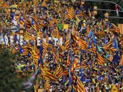 Cerca de medio millón de personas, según EL PAÍS, salen a la calle para reclamar el sí en el referéndum. La Guardia Urbana cifra en un millón los asistentes