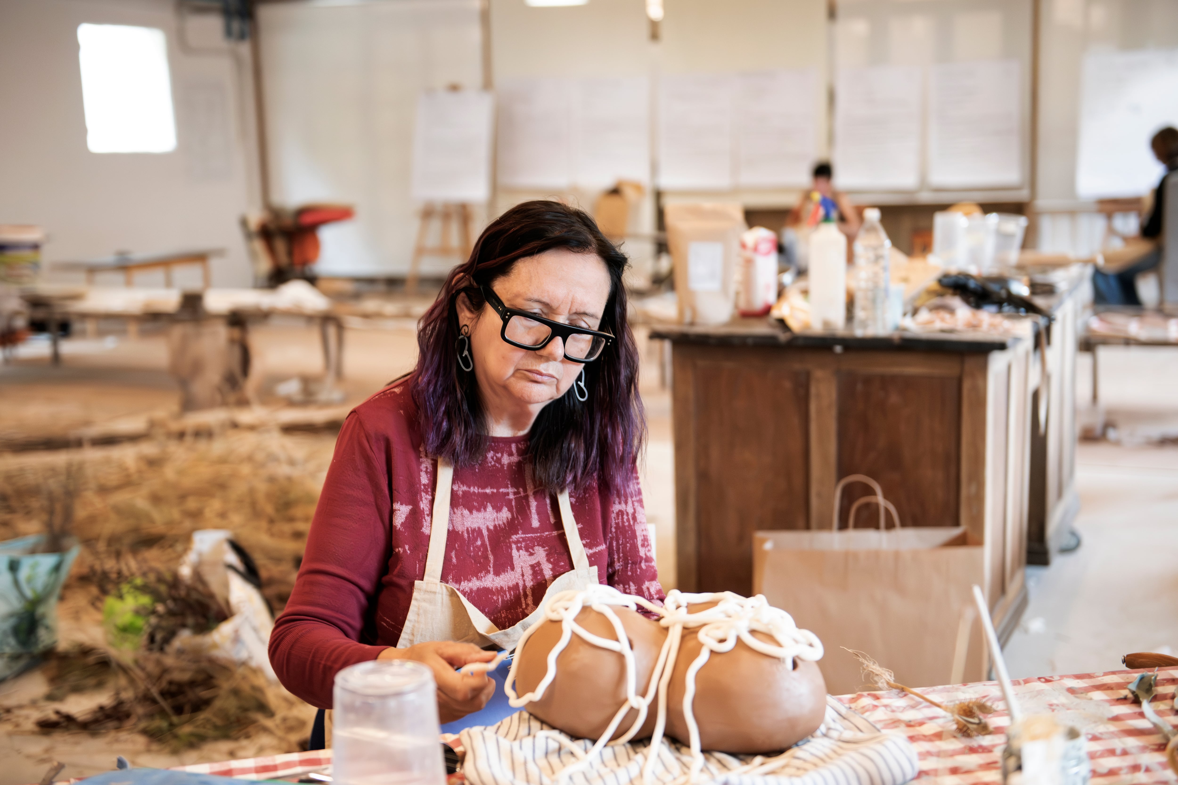 La naturaleza y la memoria de 20 mujeres dibujan el futuro de la artesanía en una antigua granja en Lugo