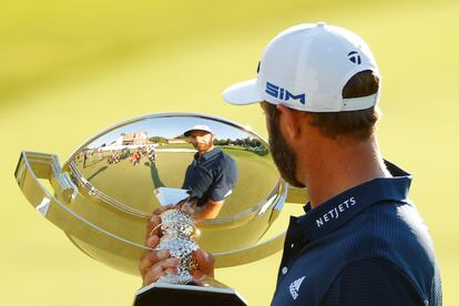 El estadounidense Dustin Johnson celebra su triunfo en la Copa FedEx el 7 de septiembre en Atlalta.