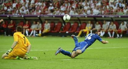 Szczesny derriba al jugador griego Dimitris Salpingidis durante el partido