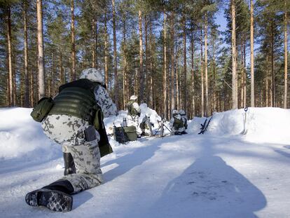 Reservistas de la brigada Carelia, durante unos ejercicios con munición real en Taipalsaari (Finlandia), el pasado 9 de marzo.