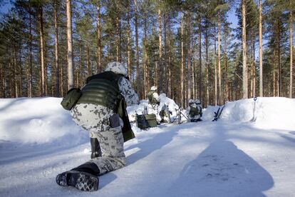 Reservistas de la brigada Carelia, durante unos ejercicios con munición real en Taipalsaari (Finlandia), el pasado 9 de marzo.