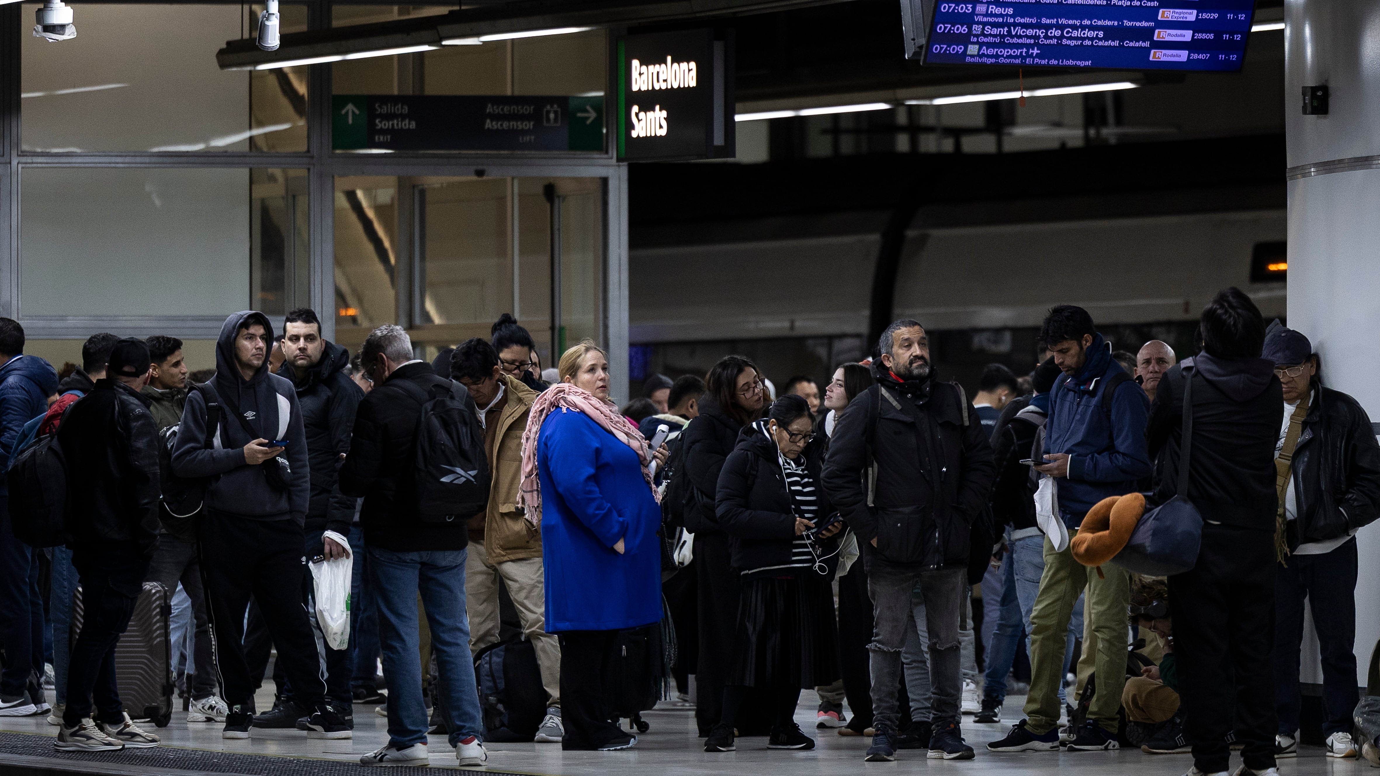 Viajeros a la espera, en la estación de Barcelona Sants.