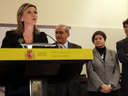 María de los Llanos de Luna, junto al ministro del Interior, Jorge Fernández, a su izquierda, en la toma de posesión del cargo de la primera.