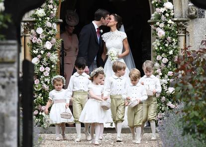 Pippa Matthews besa a su marido, James Matthews.