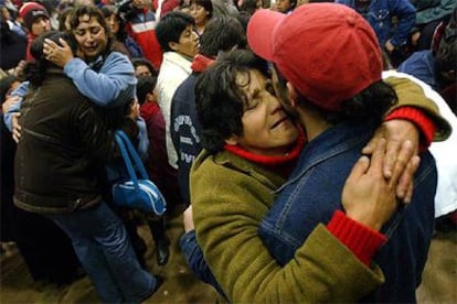 Familiares de los soldados desaparecidos lloran tras conocer las pocas posibilidades de que los rescaten con vida.