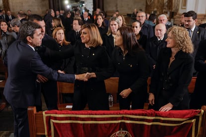 El presidente de la Generalitat Valenciana, Carlos Mazón saluda a la alcaldesa de Paiporta, Maribel Albalat momentos antes del funeral por las víctimas de la dana celebrado este lunes en la catedral de Valencia.
