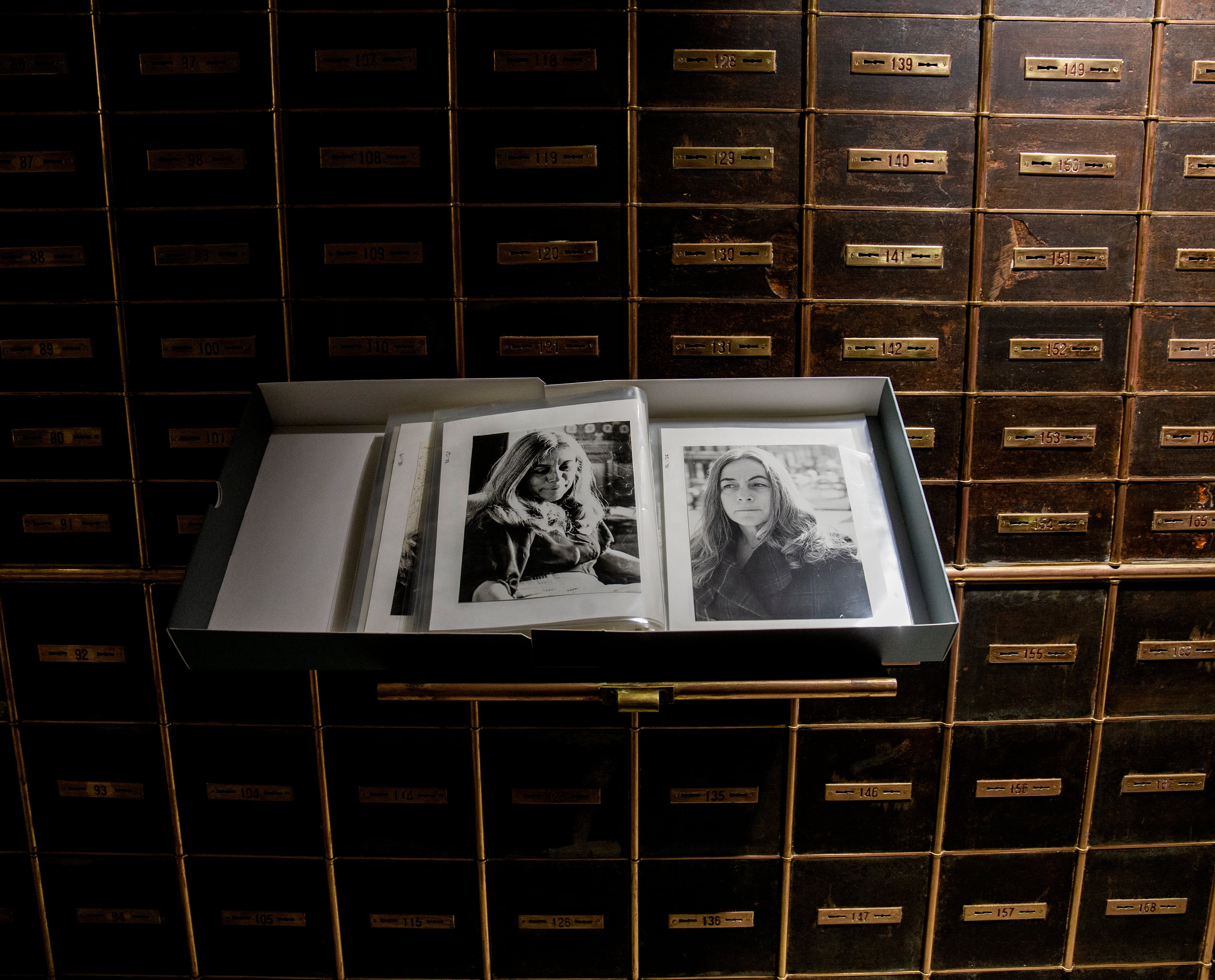 Álbum de fotografías de la escritora sobre las antiguas casillas del Banco de España de Salamanca. Salamanca 03/04/24 Fotgógrafo: Aitor Sol