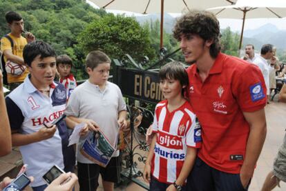 Javi Poves poses with young fans when he was a Sporting player.