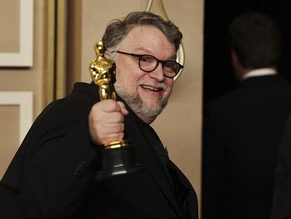 Guillermo del Toro celebrates with the Oscar for Best Animated Feature Film for "Guillermo del Toro's Pinocchio" at the Dolby Theater in Los Angeles (California).