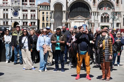 Turistas en la veneciana Plaza de San Marcos este jueves, primer día de aplicación de la tasa de acceso a la ciudad.
