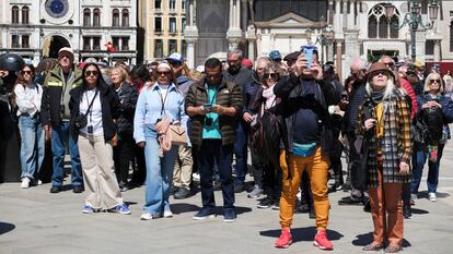 Turistas en la veneciana Plaza de San Marcos este jueves, primer día de aplicación de la tasa de acceso a la ciudad.
