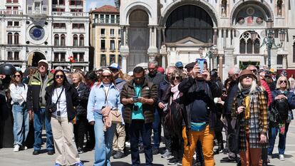 Turistas en la veneciana Plaza de San Marcos este jueves, primer día de aplicación de la tasa de acceso a la ciudad.