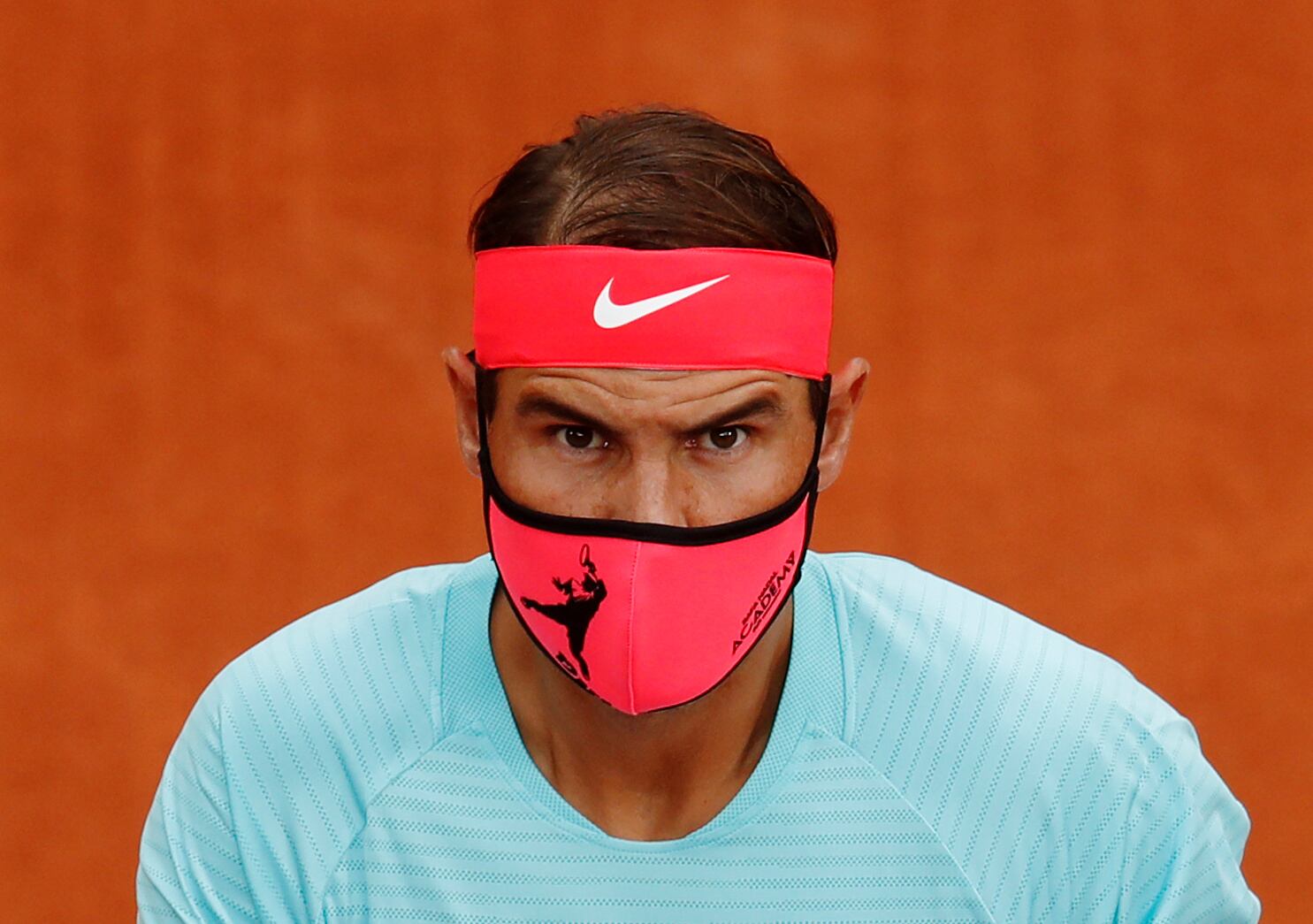 Nadal luce una mascarilla antes de comenzar un partido.