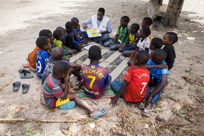 Actividad de formación en salud mental con niños en Mocímboa da Praia (Mozambique).