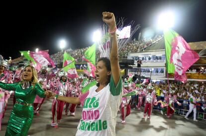 Monica Benicio, viúva da vereadora Marielle Franco, desfilou com a Mangueira, que homenageou a ativista assassinada em 14 de março de 2018, com o motorista Anderson Gomes. O enredo foi campeão em 2019. 