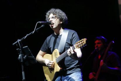 Pedro Guerra anoche en el Coliseum, donde presentó su último disco, <i>El mono espabilado.</i>