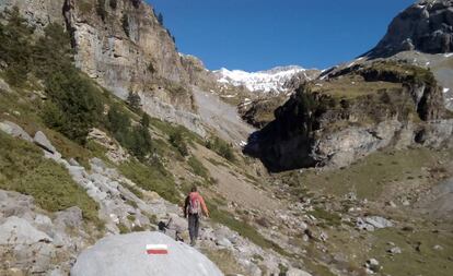 El GR 11 a su paso por los llanos de La Larri, en el Pirineo aragonés.