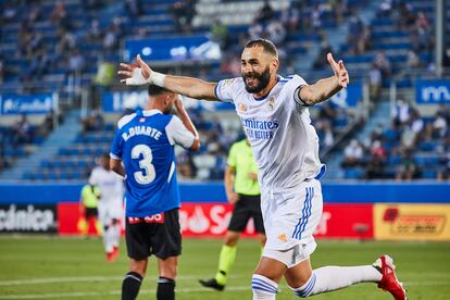 Benzema celebra uno de sus goles en Vitoria el sábado pasado.