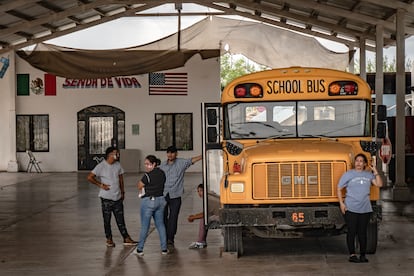 No abrigo Senda de Vida 1, ainda há um ônibus escolar que era usado para transportar migrantes de Reynosa, Tamaulipas, para a fronteira entre o México e os Estados Unidos.